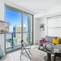 Pool & GYM Access! Modern Miami Studio w Sea Views