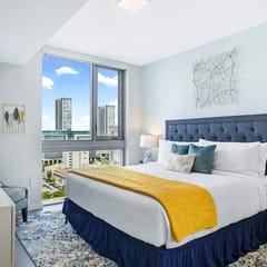 Pool, Views 1BR Downtown Condo near Bayfront Park