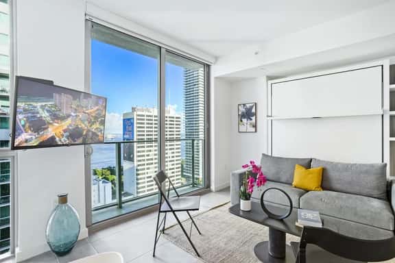 Pool & GYM Access! Modern Miami Studio w Sea Views - Image 1