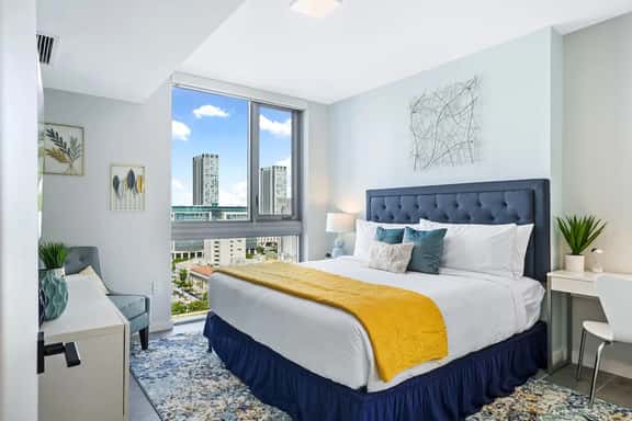 Pool, Views 1BR Downtown Condo near Bayfront Park - Image 1