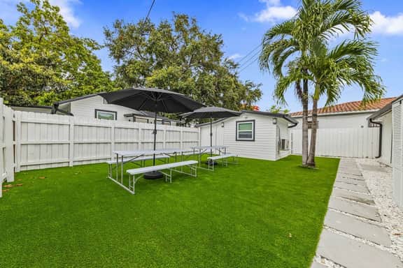 12 min from Brickell/Downtown * Parking * BBQ area - Image 3