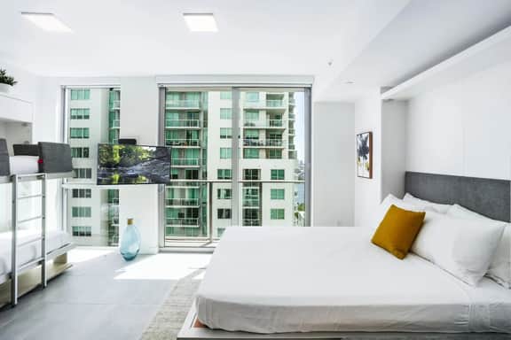 Pool & GYM Access! Modern Miami Studio w Sea Views - Image 2